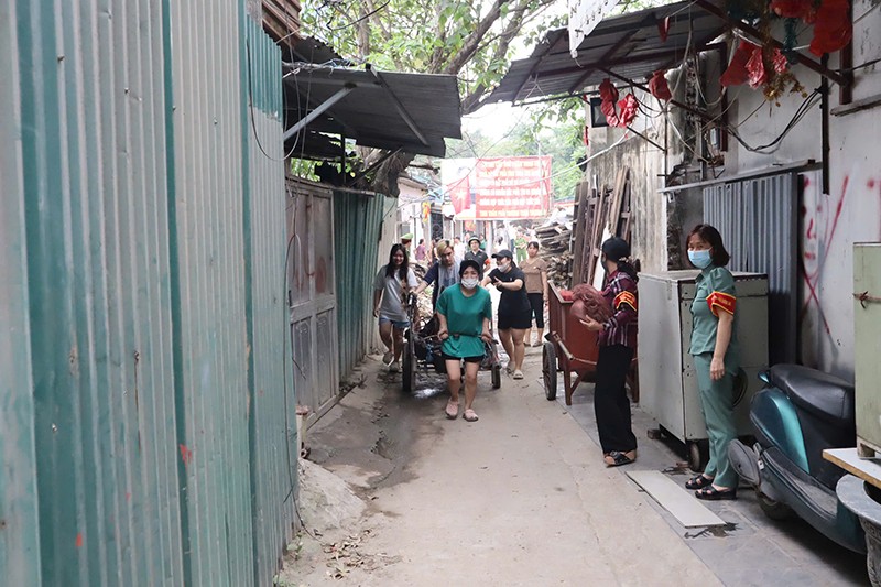 Lực lượng chức năng hỗ trợ người dân di chuyển tài sản ra khỏi khu vực giải phóng mặt bằng