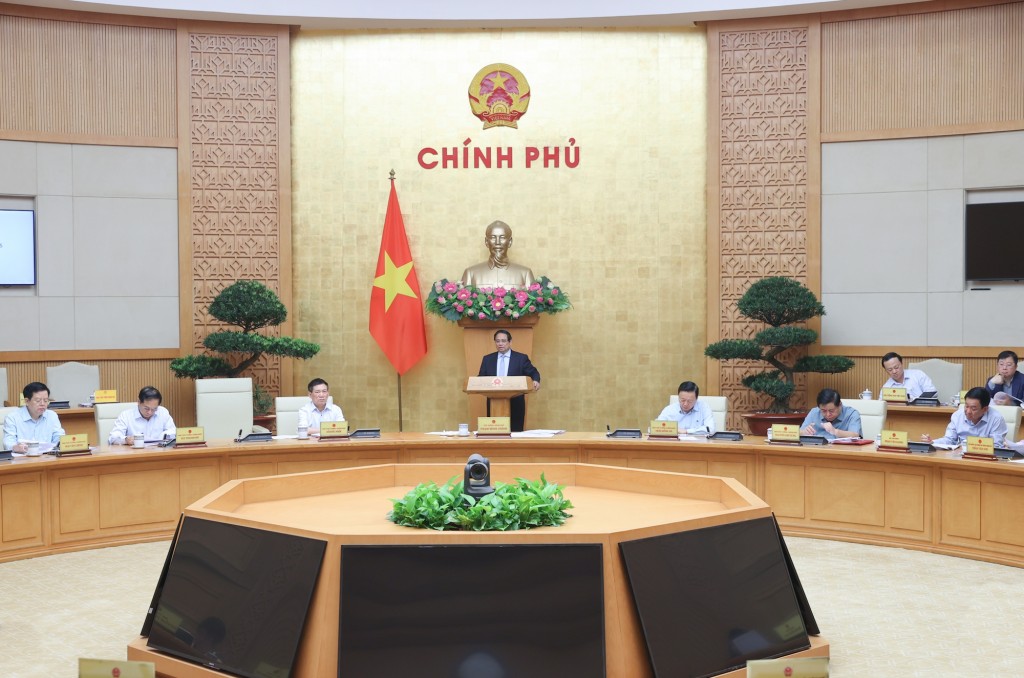 Thủ tướng nhấn mạnh yêu cầu tháo gỡ vướng mắc về thể chế, tạo lập môi trường đầu tư thông thoáng, thuận lợi, cắt giảm thủ tục rườm rà, giảm thời gian, chi phí tuân thủ cho người dân, doanh nghiệp - Ảnh: VGP/Nhật Bắc