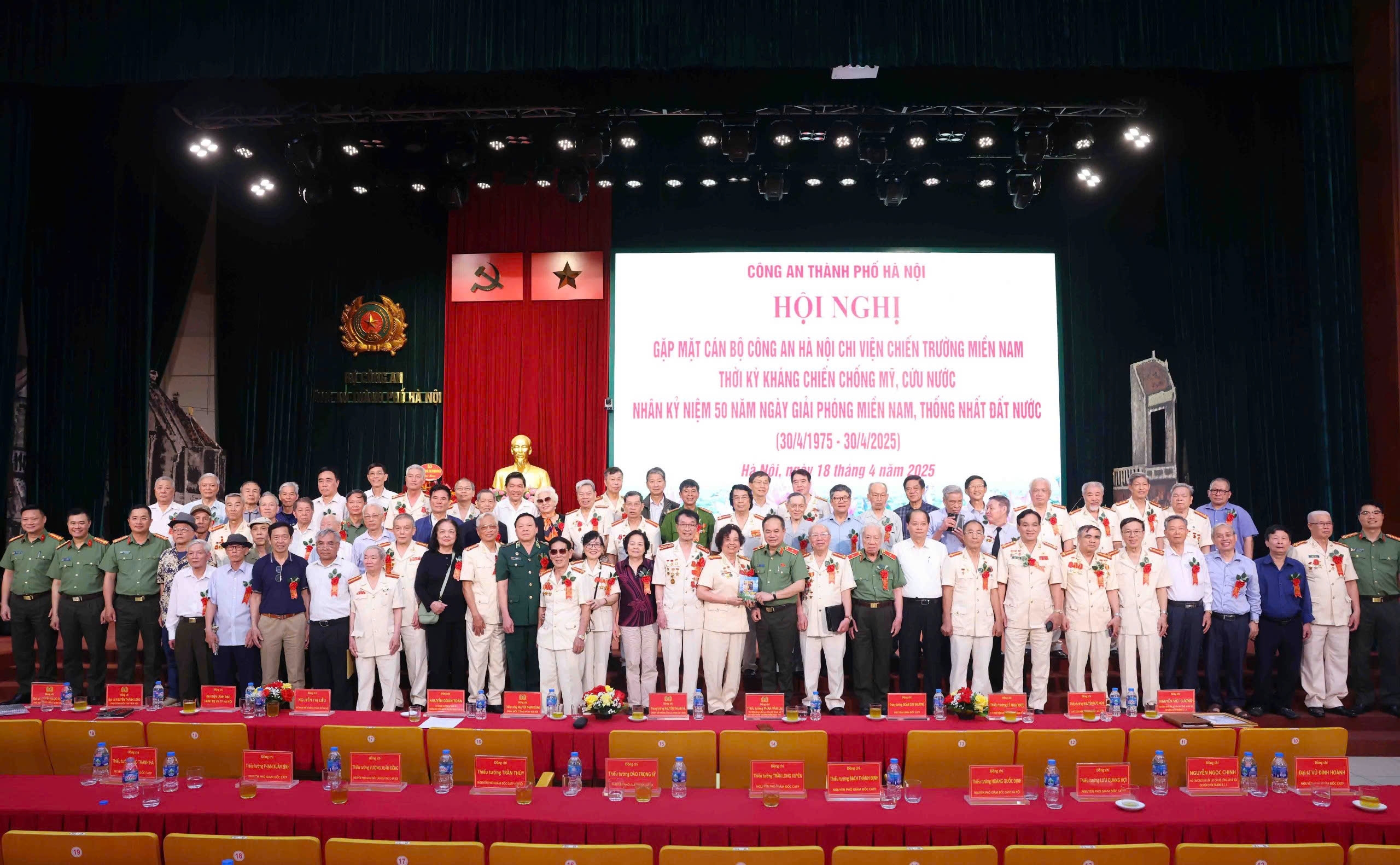 Ký ức hào hùng của Công an Hà Nội truyền lửa cho thế hệ trẻ