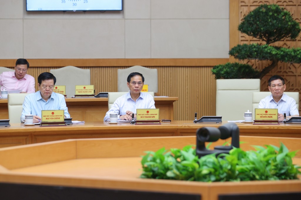 Các Phó Thủ tướng Hồ Đức Phớc, Bùi Thanh Sơn, Mai Văn Chính dự và phát biểu tại phiên họp - Ảnh: VGP/Nhật Bắc