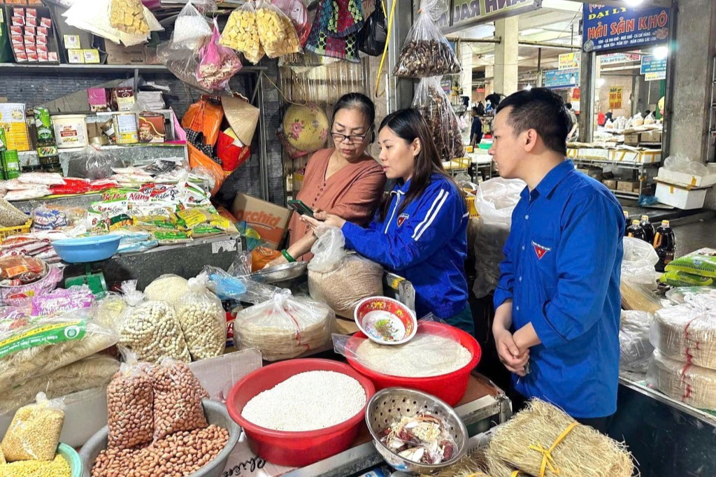 Thanh niên hỗ trợ người dân chuyển đổi số 