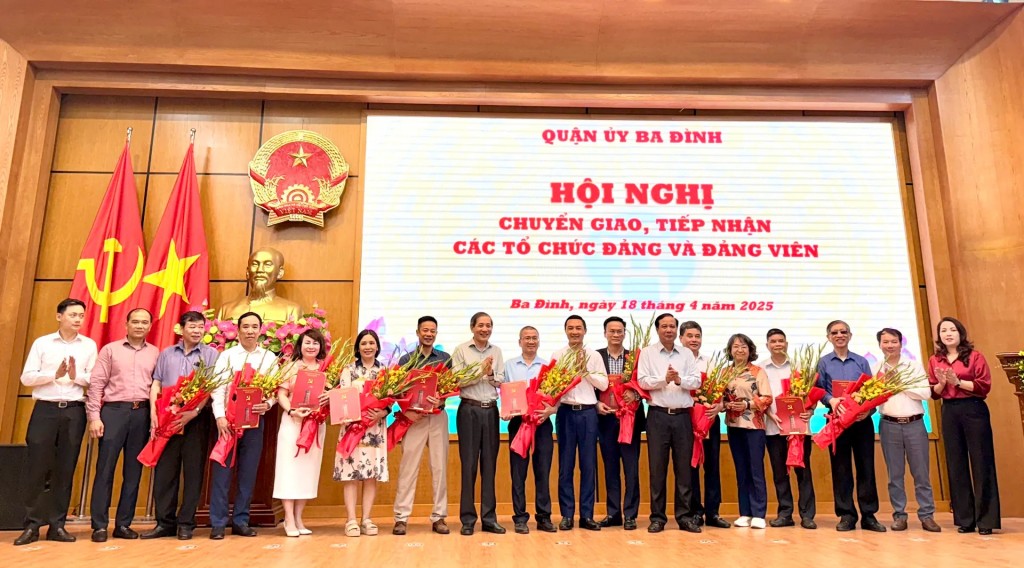 Lãnh đạo quận Ba Đình trao các quyết định tiếp nhận và chuyển giao cho các Đảng bộ trực thuộc