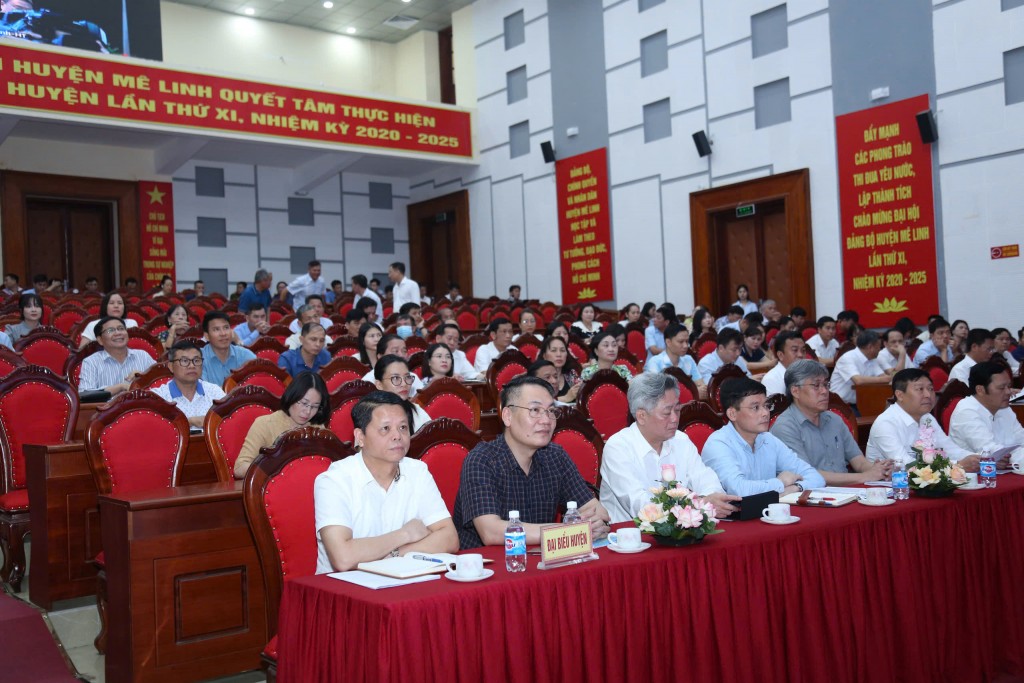 Các đại biểu tham dự buổi tiếp xúc cử tri