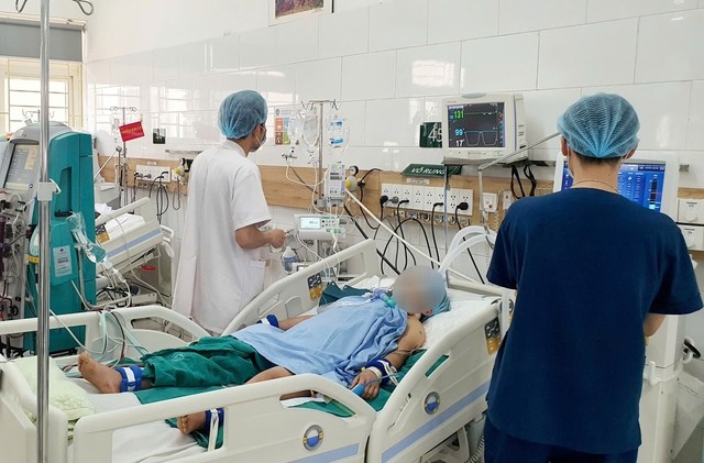2 vợ chồng ngộ độc nấm rất nặng với biểu hiện hôn mê, tổn thương gan