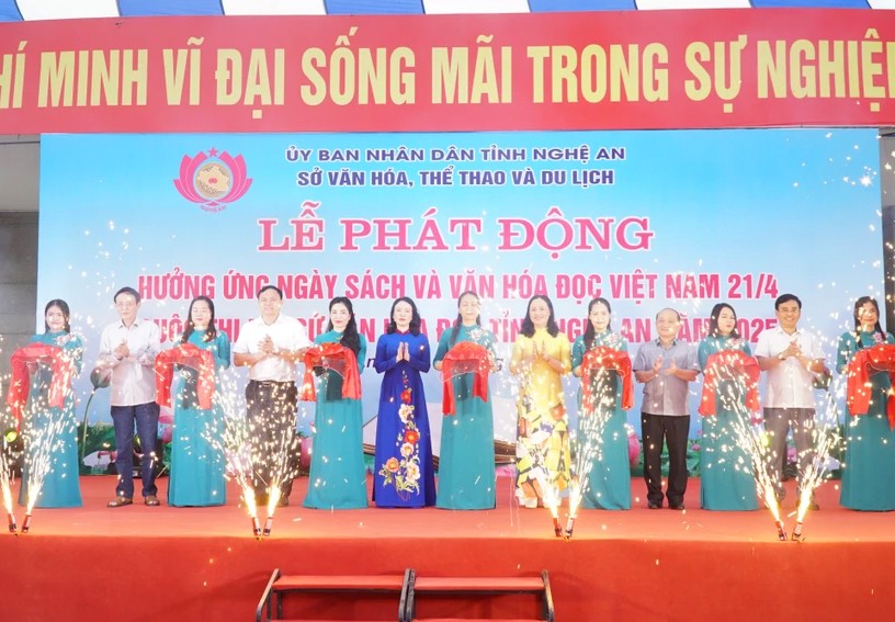 Cắt băng khai mạc hội sách chào mừng Ngày sách và văn hóa đọc tỉnh Nghệ An năm 2025.