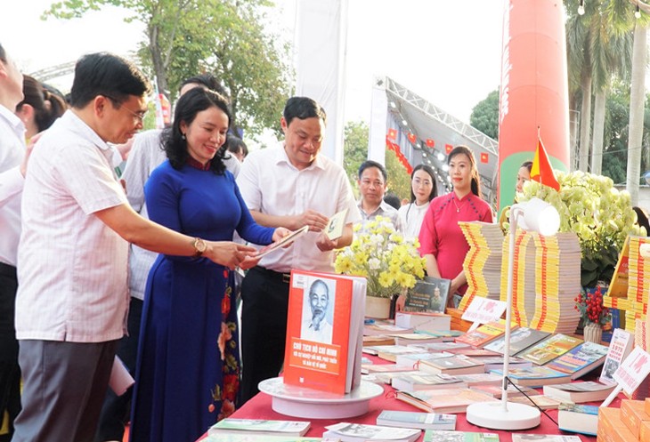Đại biểu tham quan triển lãm sách sau lễ phát động.