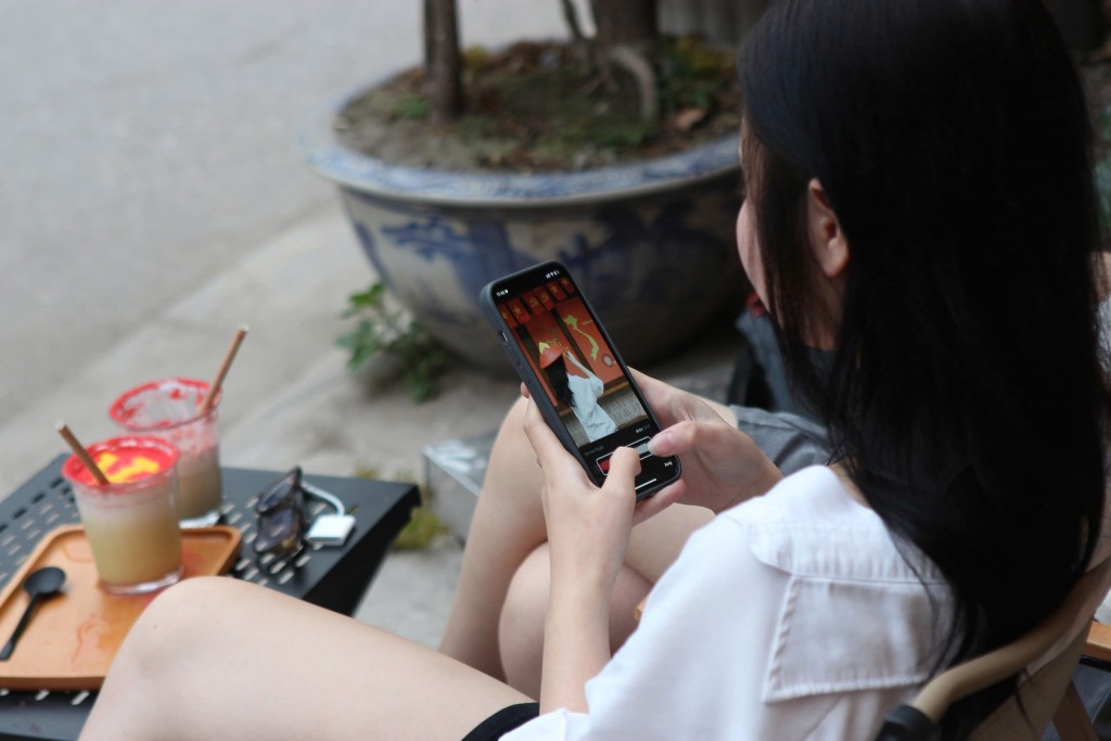 Không ít bạn trẻ rất thích thú chụp hình lưu niệm cùng cờ đỏ sao vàng 