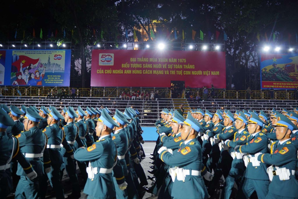 Đông đảo người dân TP Hồ Chí Minh xem hợp luyện diễu binh 30/4 Đông đảo người dân TP Hồ Chí Minh xem hợp luyện diễu binh 30/4