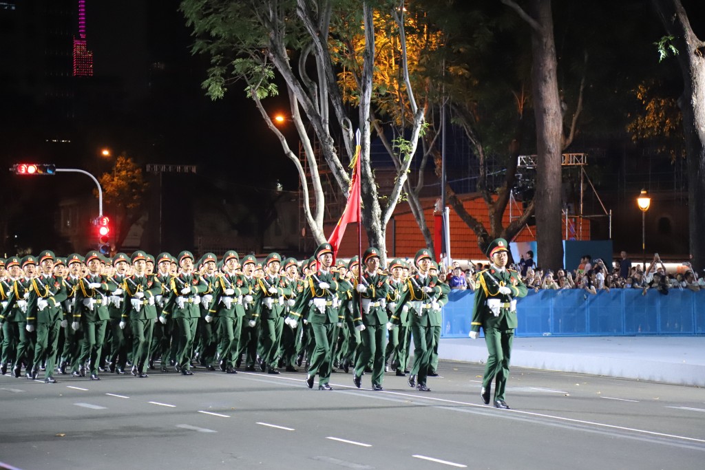 Từ 18 giờ, hàng nghìn cán bộ, chiến sĩ 38 khối lực lượng vũ trang Quân đội và Công an nhân dân có mặt tại đường Lê Duẩn (quận 1, TP.HCM) chuẩn bị cho buổi tổng hợp luyện kỷ niệm 50 năm Ngày giải phóng miền Nam, thống nhất đất nước (30-4-1975 – 30-4-2025).