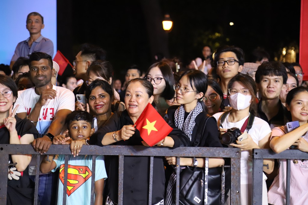 Người dân hồ hởi, cười tươi khi xem Người dân hồ hởi, cười tươi khi xem