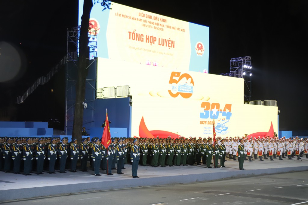 Đúng 20h tối ngày 18/4, 38 khối Lực lượng vũ trang Quân đội và Công an Nhân dân đã bắt đầu buổi tổng hợp luyện kỷ niệm 50 năm Ngày giải phóng miền Nam, thống nhất đất nước (30/4/1975 - 30/4/2025) trên tuyến đường Lê Duẩn (Quận 1, TP Hồ Chí Minh) Đúng 20h tối ngày 18/4, 38 khối Lực lượng vũ trang Quân đội và Công an Nhân dân đã bắt đầu buổi tổng hợp luyện kỷ niệm 50 năm Ngày giải phóng miền Nam, thống nhất đất nước (30/4/1975 - 30/4/2025) trên tuyến đường Lê Duẩn (Quận 1, TP Hồ Chí Minh)