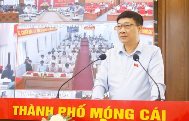 Phó Chủ tịch Quốc hội tiếp xúc cử tri Quảng Ninh