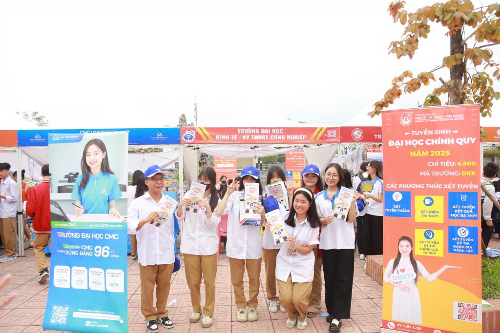 Các em học sinh vui vẻ ra về với nhiều tài liệu thông tin, cẩm nang của các trường Các em học sinh vui vẻ ra về với nhiều tài liệu thông tin, cẩm nang của các trường