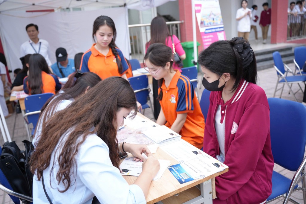 Gen Z thích thú mở “túi mù” khi đi nghe tư vấn tuyển sinh Gen Z thích thú mở “túi mù” khi đi nghe tư vấn tuyển sinh