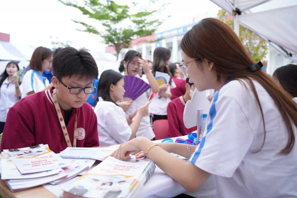 Gen Z thích thú mở “túi mù” khi đi nghe tư vấn tuyển sinh Gen Z thích thú mở “túi mù” khi đi nghe tư vấn tuyển sinh