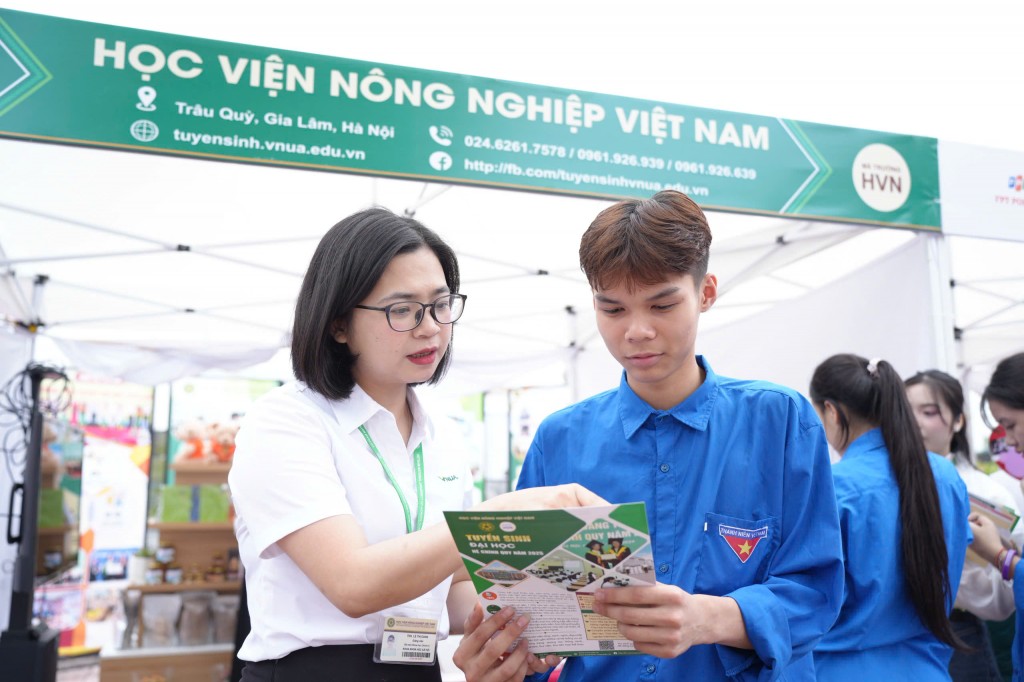 Gen Z thích thú mở “túi mù” khi đi nghe tư vấn tuyển sinh Gen Z thích thú mở “túi mù” khi đi nghe tư vấn tuyển sinh