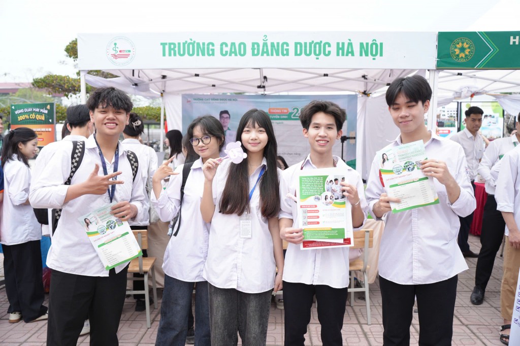 Gen Z thích thú mở “túi mù” khi đi nghe tư vấn tuyển sinh Gen Z thích thú mở “túi mù” khi đi nghe tư vấn tuyển sinh