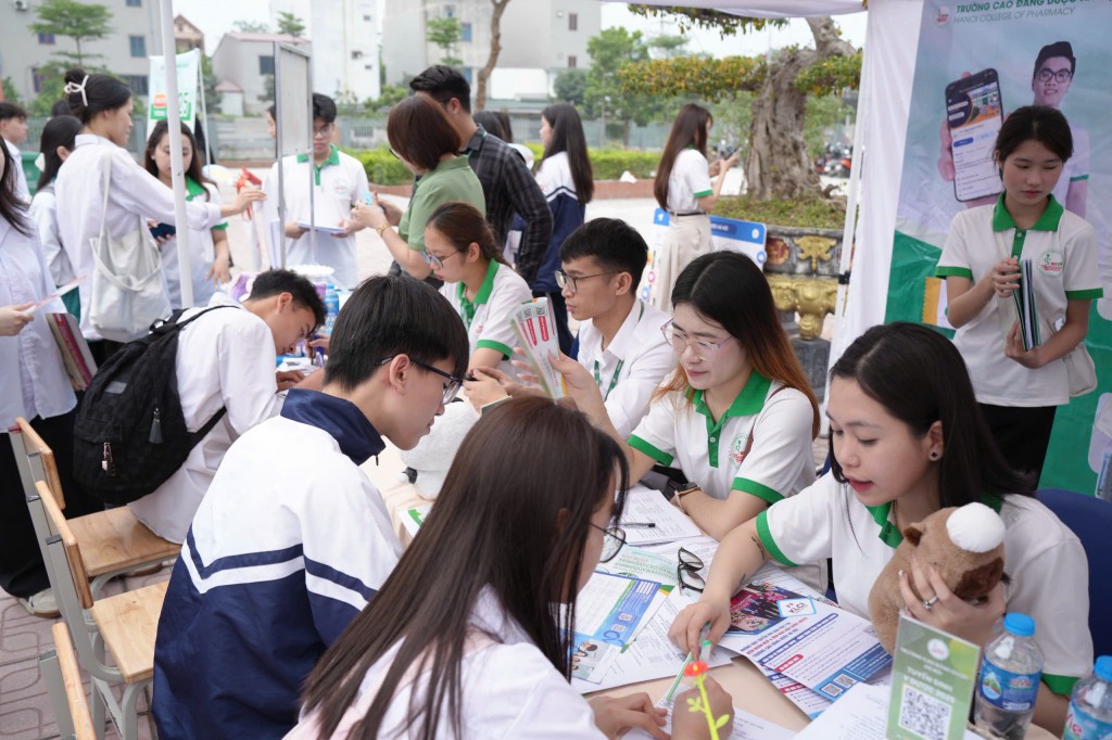 Gen Z thích thú mở “túi mù” khi đi nghe tư vấn tuyển sinh Gen Z thích thú mở “túi mù” khi đi nghe tư vấn tuyển sinh