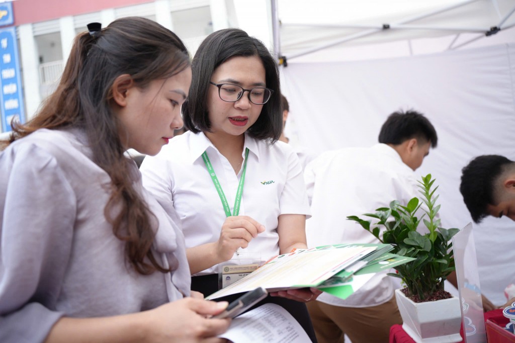 Gen Z thích thú mở “túi mù” khi đi nghe tư vấn tuyển sinh Gen Z thích thú mở “túi mù” khi đi nghe tư vấn tuyển sinh