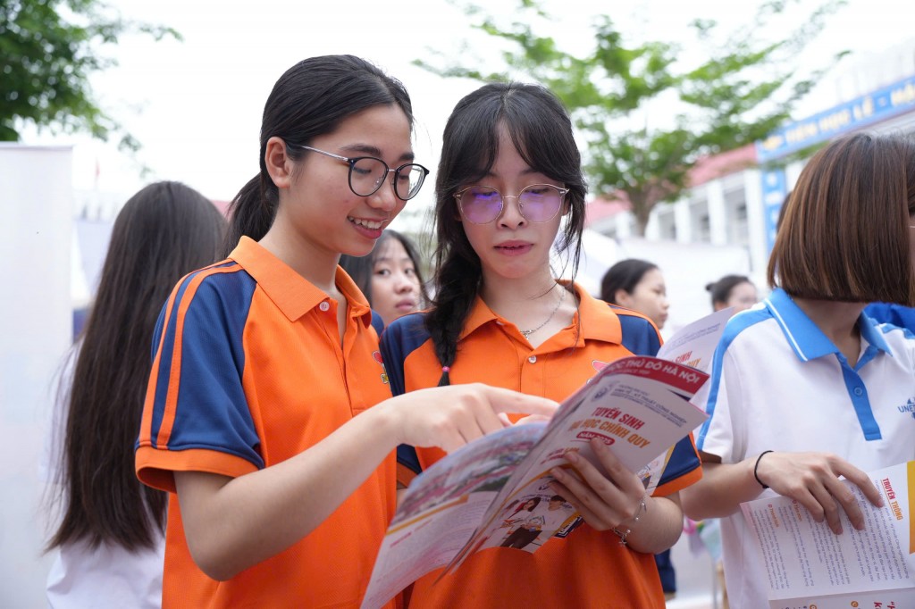 Gen Z thích thú mở “túi mù” khi đi nghe tư vấn tuyển sinh Gen Z thích thú mở “túi mù” khi đi nghe tư vấn tuyển sinh