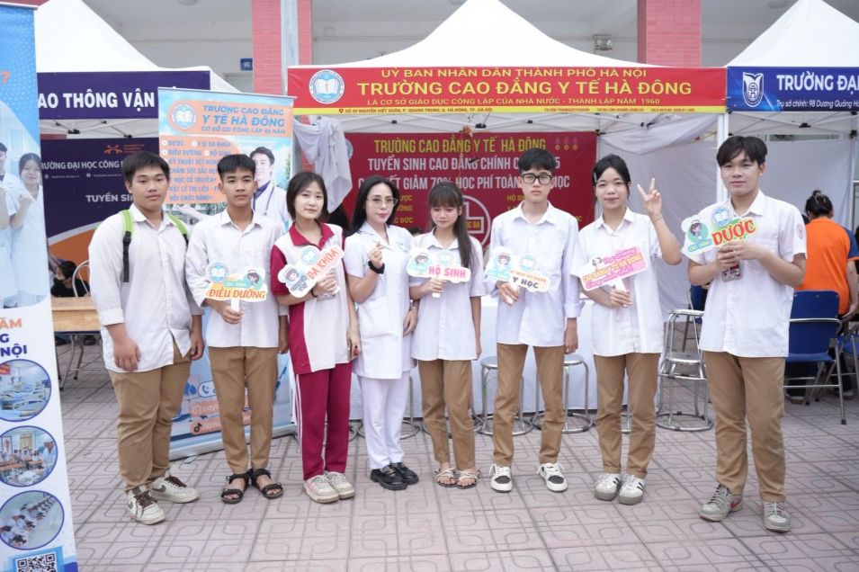 Các em học sinh tham gia, cùng các thầy cô giáo, cán bộ tư vấn tuyển sinh tạo không khí náo nhiệt tại chương trình Các em học sinh tham gia, cùng các thầy cô giáo, cán bộ tư vấn tuyển sinh tạo không khí náo nhiệt tại chương trình