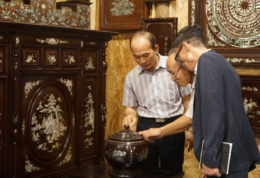 Các sản phẩm từ khảm trai thu hút đông đảo người xem