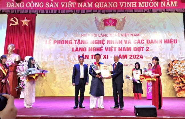 Phong tặng danh hiệu cho 151 nghệ nhân và 3 bảng vàng gia tộc làng nghề