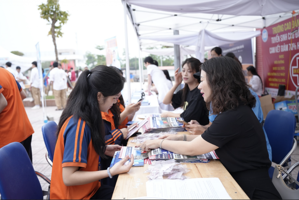 Học sinh huyện Đan Phượng được tư vấn tại gian hàng của Trường Đại học Thủ đô Hà Nội Học sinh huyện Đan Phượng được tư vấn tại gian hàng của Trường Đại học Thủ đô Hà Nội