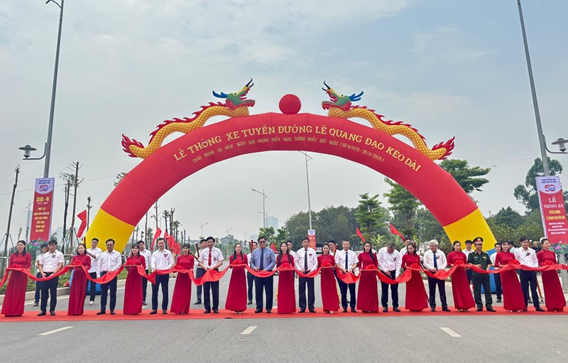 Các đại biểu cắt băng thông xe tuyến đường Lê Quang Đạo
