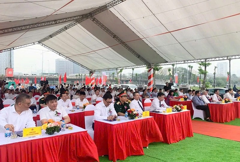 Các đại biểu dự lễ khánh thành, thông xe đường Lê Quang Đạo kéo dài