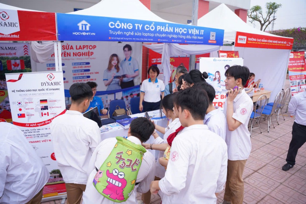 Các bạn trẻ tham quan gian hàng của Công ty Cổ phần Học viện IT tại chương trình đối thoại, tư vấn, hướng nghiệp năm 2025 do báo Tuổi trẻ Thủ đô tổ chức