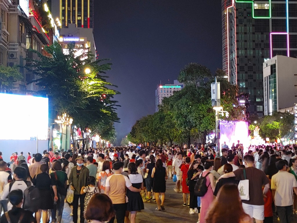 Rất đông người dân và du khách đón xem chương trình