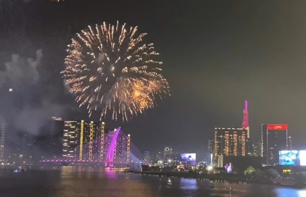 TP Hồ Chí Minh: Biển người mãn nhãn với màn trình diễn pháo hoa