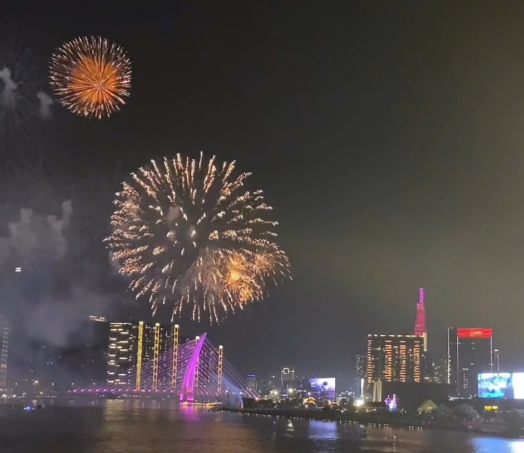 TP Hồ Chí Minh: Biển người mãn nhãn với màn trình diễn pháo hoa