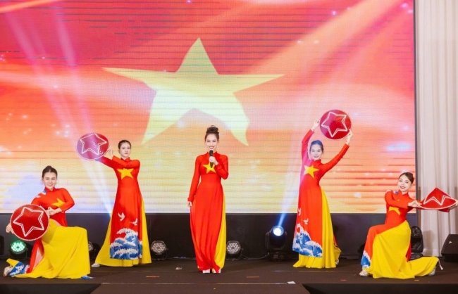 Độc đáo bộ sưu tập áo dài "Sen Việt"