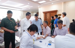 Khám, tư vấn sức khỏe và tặng quà tri ân người tham gia kháng chiến chống Mỹ