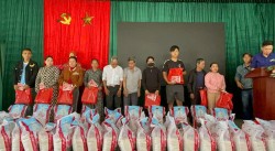 Trao quà cho gia đình chính sách đồng bào dân tộc Cơ Tu