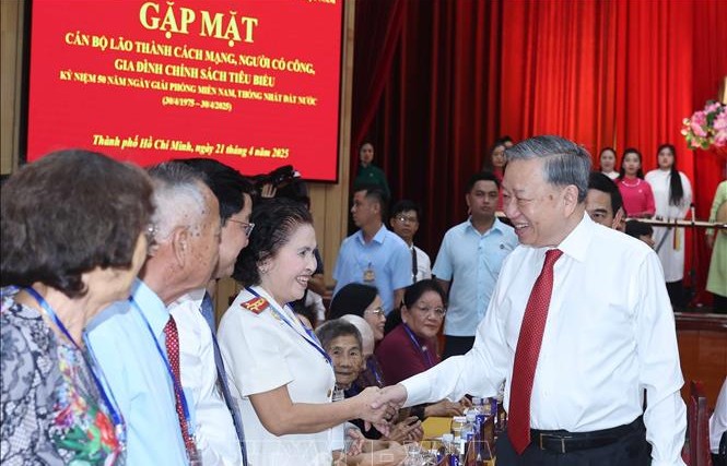 Tổng Bí thư Tô Lâm gặp mặt cán bộ lão thành cách mạng, người có công, gia đình chính sách tiêu biểu
