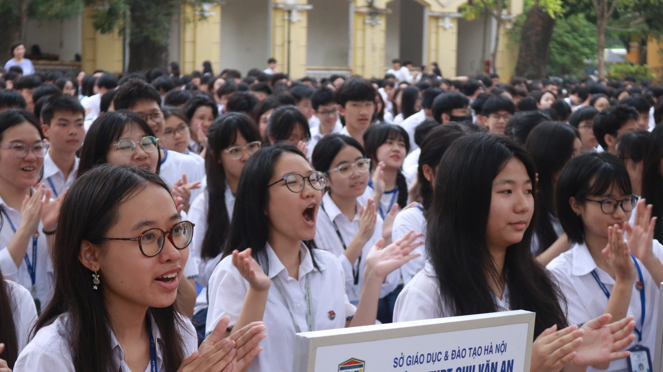Học sinh trường THPT Chuyên Chu Văn An hào hứng trước các tiết mục giao lưu văn nghệ tại chương trình.
