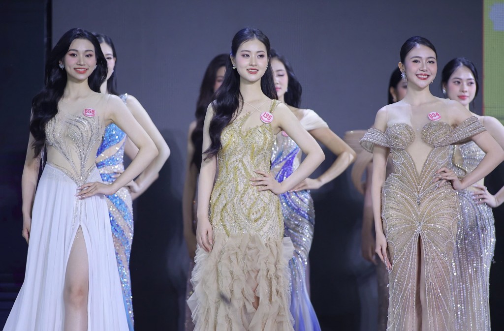 Các thí sinh trong phần thi dạ hội