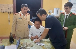 Khống chế đối tượng sử dụng giấy tờ giả, tàng trữ đạn, pháo