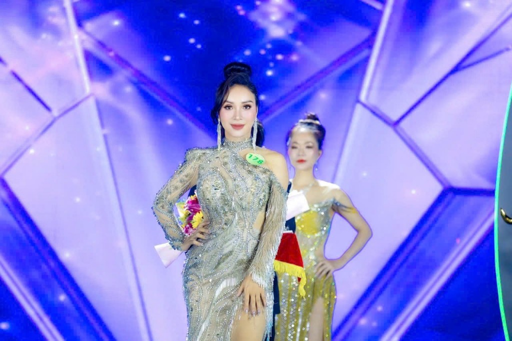 Người đẹp Trịnh Thị Hoa đấu giá thành công chiếc đầm dạ hội tại đêm bán kết, góp phần vào quỹ thiện nguyện của cuộc thi