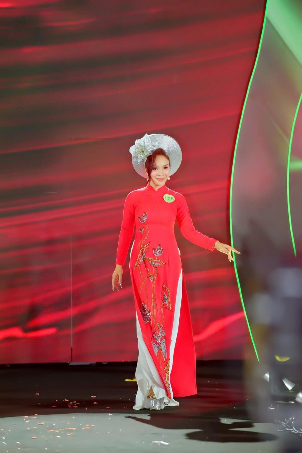 Trịnh Thị Hoa trong phần thi áo dài