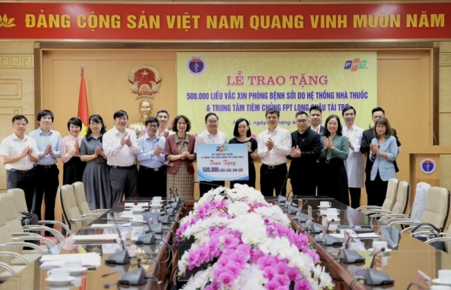 Vì một Việt Nam khỏe mạnh, FPT Long Châu đồng hành cùng Bộ Y Tế, trao tặng 500.000 liều vắc xin sởi