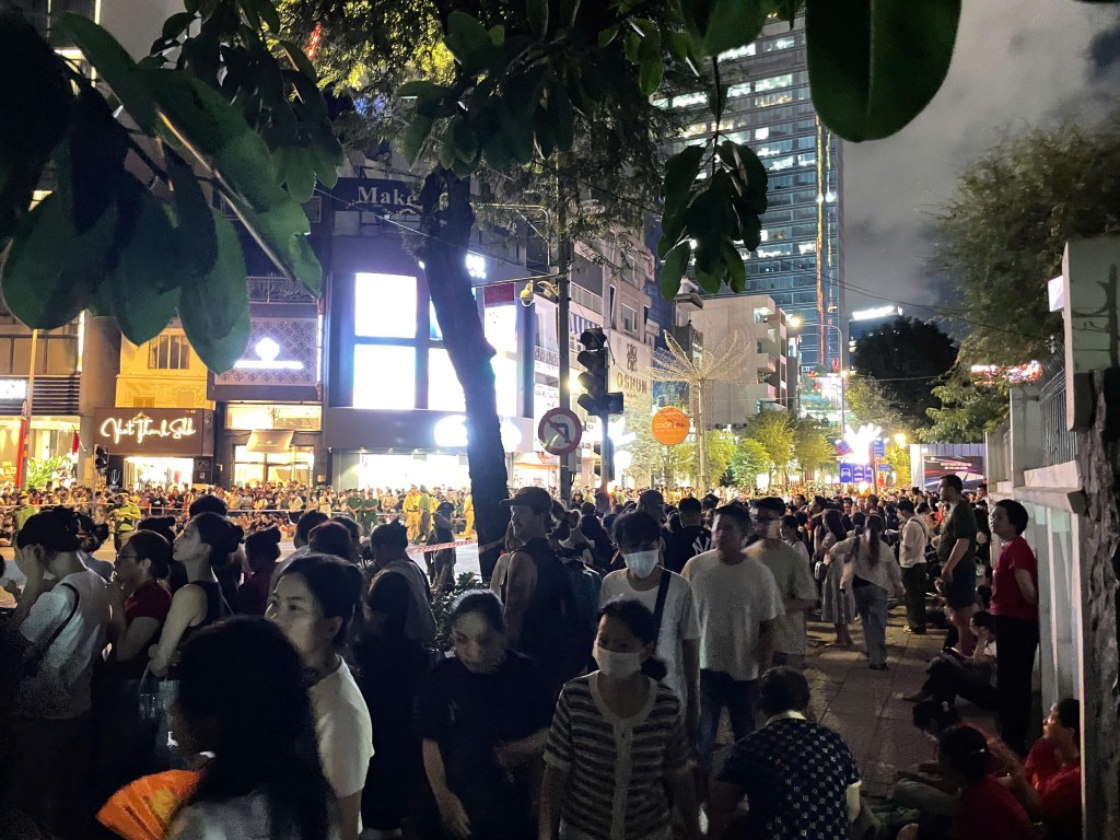 Nhiều tuyến đường trung tâm TP Hồ Chí Minh đã căng dây, dựng rào, cấm đường... để phục vụ buổi tổng hợp luyện lần 2 Nhiều tuyến đường trung tâm TP Hồ Chí Minh đã căng dây, dựng rào, cấm đường... để phục vụ buổi tổng hợp luyện lần 2