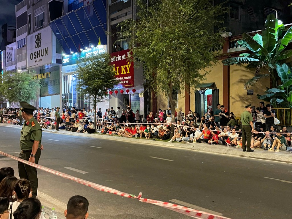 Trên tuyến đường Nam Kỳ Khởi Nghĩa (Quận 1), người dân vây kín 2 bên đường, chờ đợi nhiều giờ để được nhìn ngắm lực lượng diễu hành qua Trên tuyến đường Nam Kỳ Khởi Nghĩa (Quận 1), người dân vây kín 2 bên đường, chờ đợi nhiều giờ để được nhìn ngắm lực lượng diễu hành qua