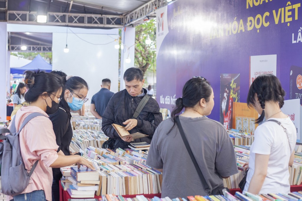 Ngày hội văn hóa đọc Đà Nẵng trưng bày hàng nghìn đầu sách đủ thể loại phù hợp với mọi lứa tuổi (Ảnh Đ.Minh)