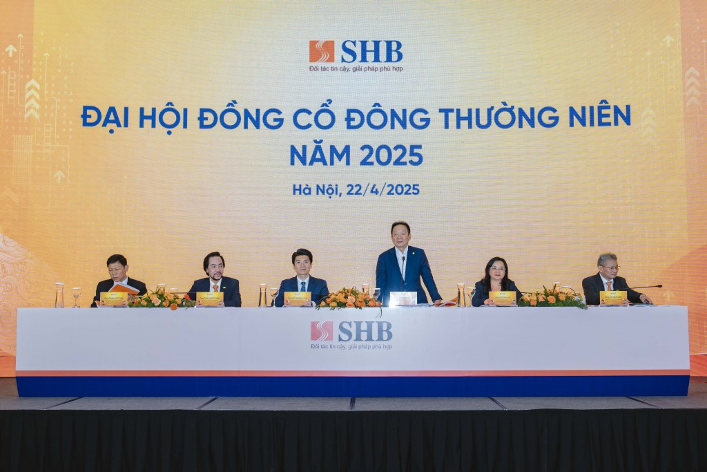 Đoàn Chủ tịch trả lời các câu hỏi quan tâm của cổ đông liên quan đến các mục tiêu, chiến lược kinh doanh