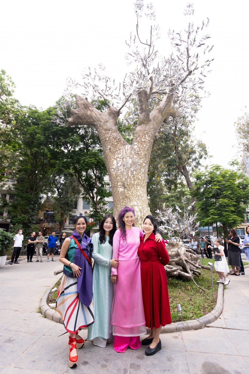 Nghệ sĩ Tia-Thủy Nguyễn và ca sĩ Hồng Nhung, Mỹ Linh