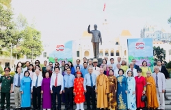 Thành kính dâng hoa tưởng niệm Chủ tịch Hồ Chí Minh